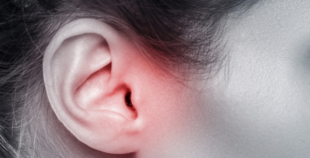 Když se dostanou viry do ucha, může vzniknout zánět středního ucha.