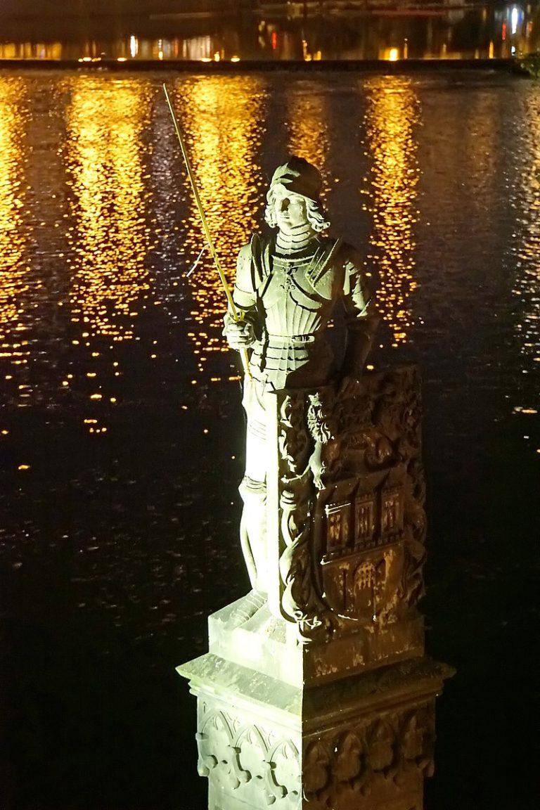 Socha legendárního rytíře zdobí pražský Karlův most.