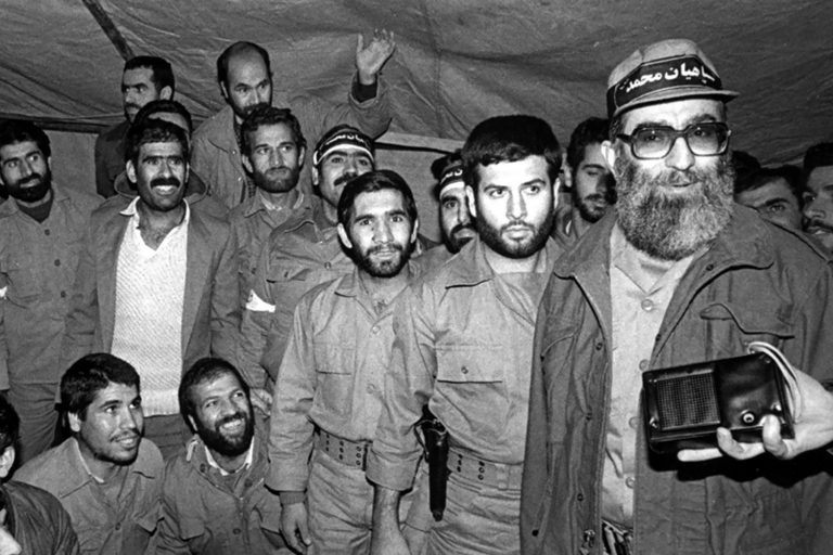 Vojenský oděv oblékne také náboženský vůdce Íránu ajatolláh Chomejní (vpravo).