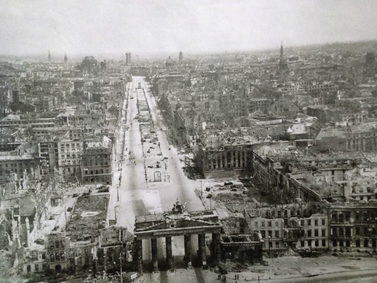 Berlín zažije několik vln bombardování, přesto ho na kolena položí až Rudá armáda.