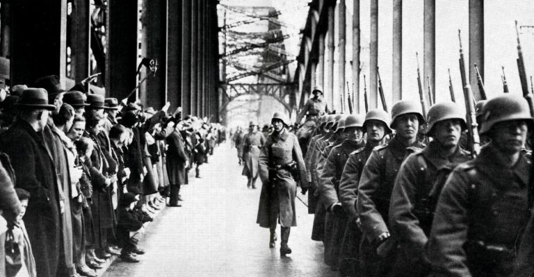 Německá vojska vstupují v roce 1936 do demilitarizovaného Porýní.