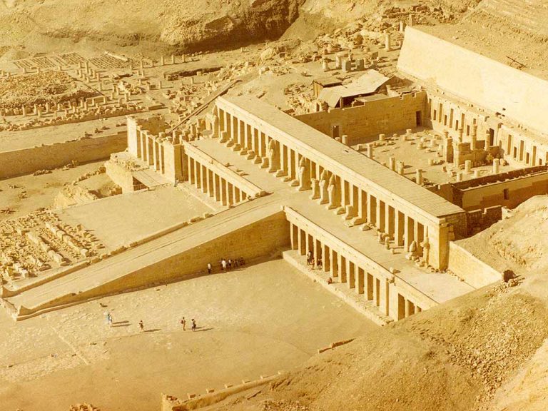 Chrám královny Hatšepsut. Podle odborníků zemřela na rakovinu.