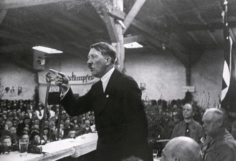 GERMANY - JANUARY 01: Adolf Hitler holding a speech, about 1925. (Photo by Imagno/Getty Images) [Hitler haelt eine Rede. Photographie. Um 1925.]Demilitarizace