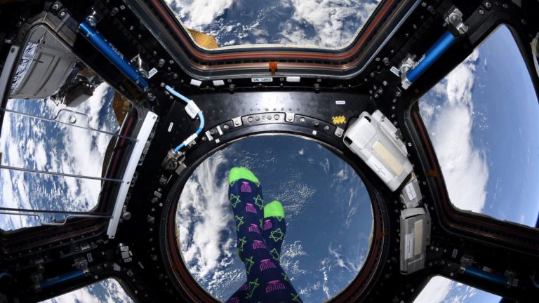 Pří výměně ponožek musí být astronauti obezřetní.