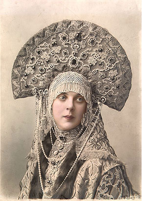 Nákladně vyšívaný a zdobený čepec kokošník doplňuje oděv ruské šlechtičny.