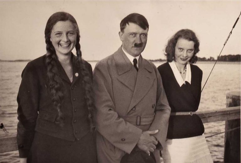Geli je jediná žena, kterou kdy Hitler opravdu miluje. Ani s Evou Braunovou nemá takový vztah