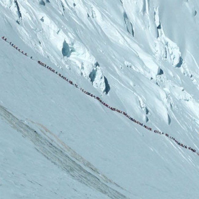 Zařaďte se a čekejte… Takto to vypadalo na Mount Everestu v květnu 2012.