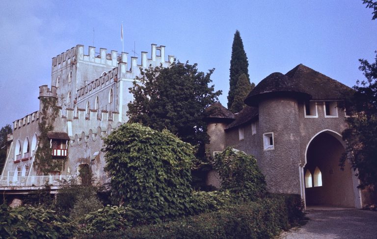 Hrad Itter byl postaven v 19. století na místě zaniklé středověké pevnosti.