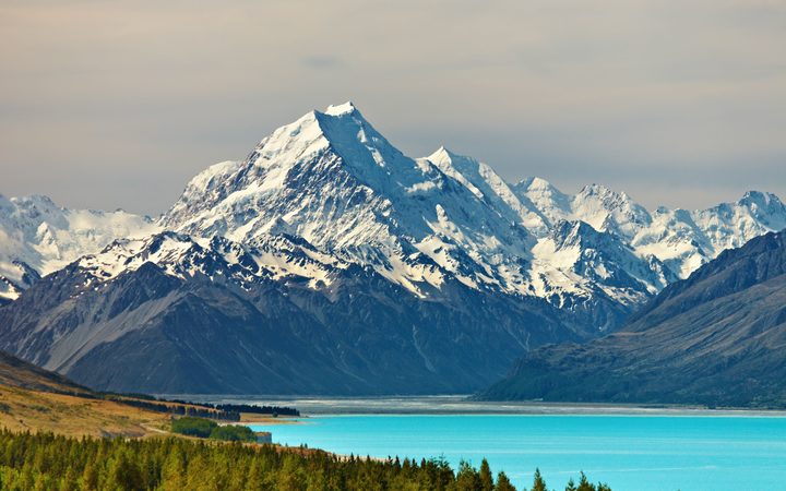 Nedaleko ledovce se nachází nejvyšší hora Nového Zélandu Mount Cook/Aoraki (3724 metrů) a jezero Pukaki.