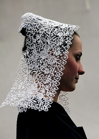 Mladá žena v bretaňském kroji - sázka na černou a bílou vytváří dokonalý estetický dojem,