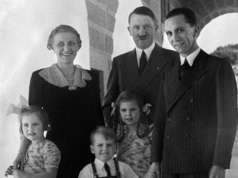 Magda Goebbelsová je ztělesněním nacistického ideálu oddané a plodné matky.