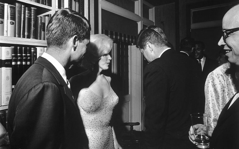 Jeden z mála momentů, kdy se Marilyn a JFK skutečně setkali. Po vystoupení v New Yorku.