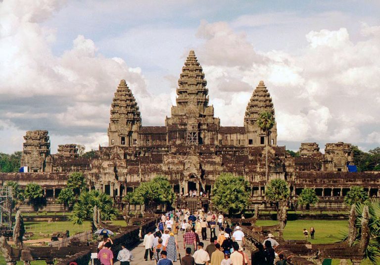 Turisticky vyhledávaný kambodžský chrámový komplex Angkor Vat je o tři století mladší než Mahendraparvata.
