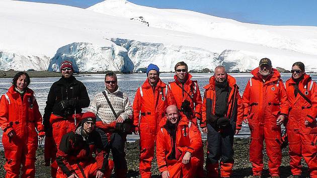 Odklízení sněhu a čištění fotovoltaických panelů tak patřilo mezi každodenní povinnosti členů expedice.