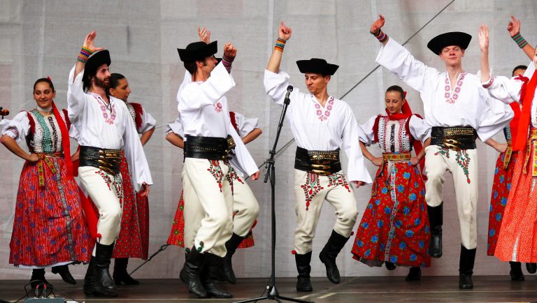 Slováci lidovou muziku milují a jejich kroje - zejména ty ženské - hýří barvami.