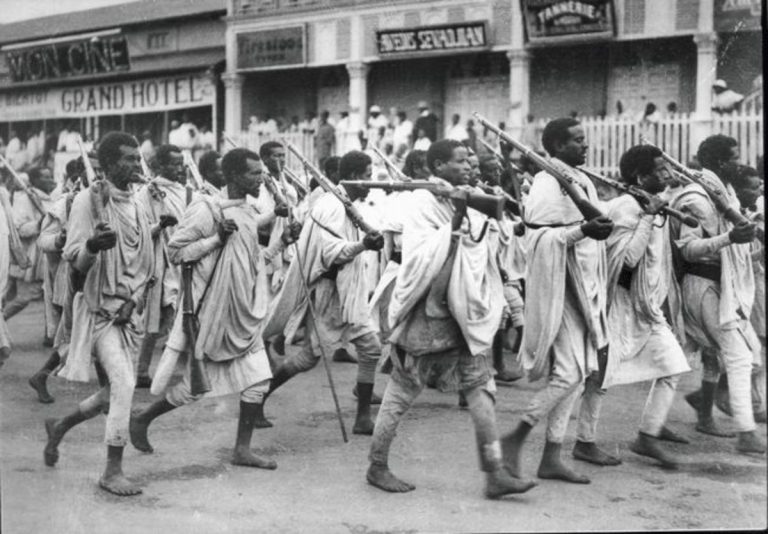 Ačkoliv se domorodí a hrdí Etiopané srdnatě bránili, proti moderní technice Italů neměli šanci.