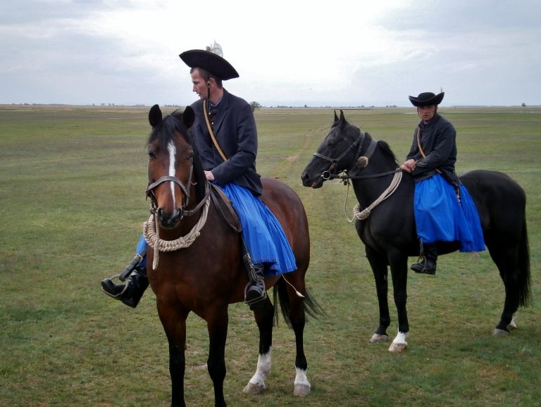 Maďarští jezdci se dobře obléknou i do puszty (stepi v maďarské nížině).