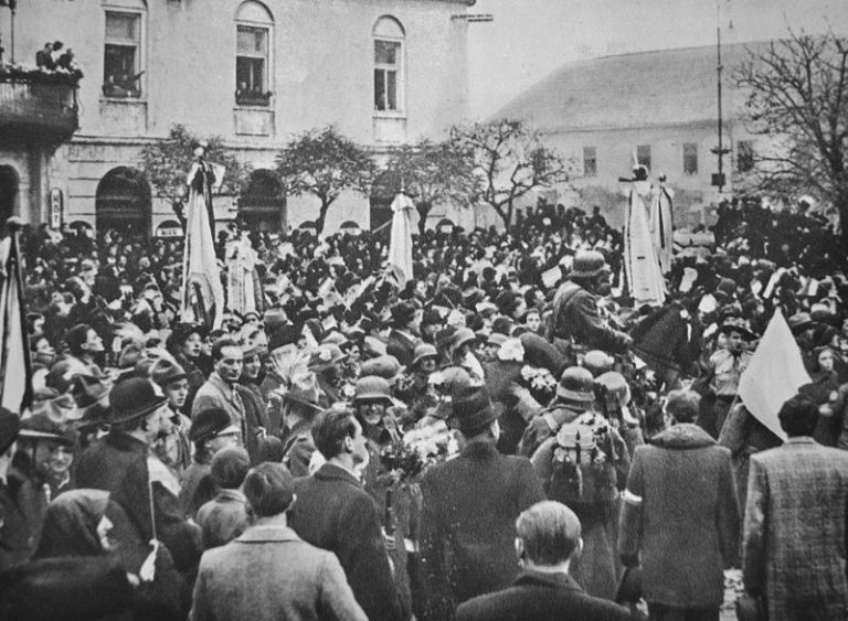 Po vídeňské arbitráži 2. listopadu 1938 připadnou Nové Zámky Maďarsku.