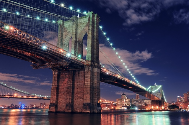 Most spojuje Manhattan a Brooklyn,