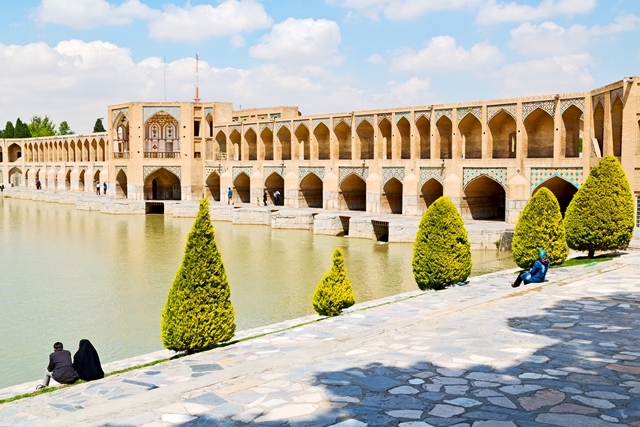 Postaven byl v letech 1599 a 1602 za vlády šáha Abbase I.