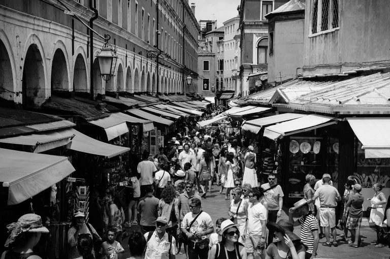 K Benátkám odjakživa patří tržiště, kde se prodává všechno možné.