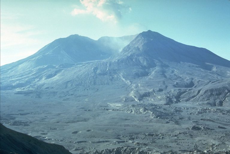 Hora se zmenšila o 400 metrů a po výbuchu zbyl obří kráter.