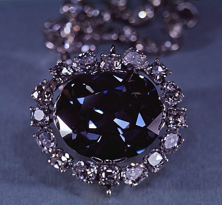 Krásný diamant Naděje byl součástí francouzských korunovačních klenotů.