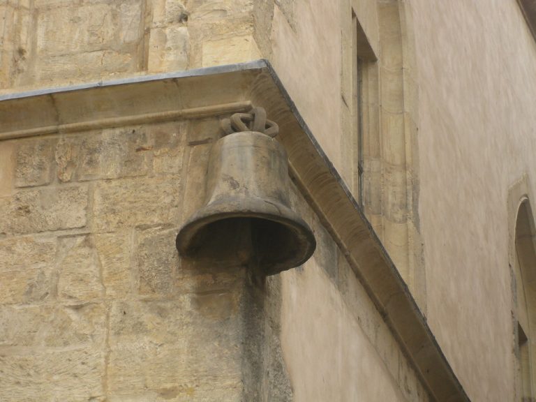 Zvon na rohu prý připomíná příjezd Jana Lucemburského do metropole.