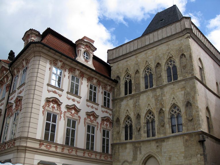 Nákladný gotický palác (vpravo) se rodí až během 14. století.