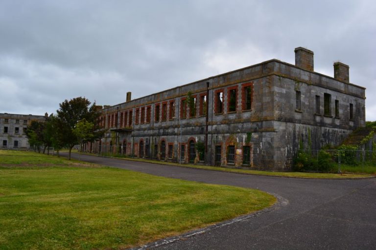 Jeden konkrétní díl televizní cestovatele zaveden na tajemné místo nacházející se na irském ostrově, kde zemřelo více než tisíc vězňů během necelých čtyř let.