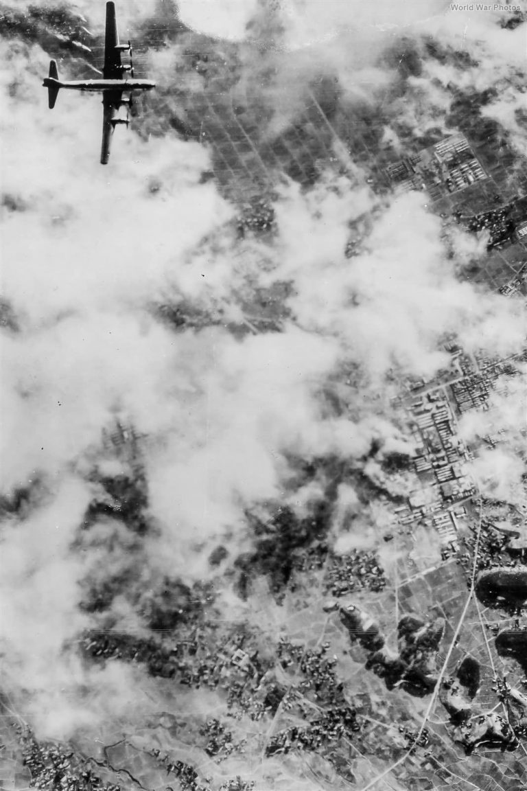Snímek z amerického náletu, jež měl za cíl zničit americké továrny na letadla Nakajima.