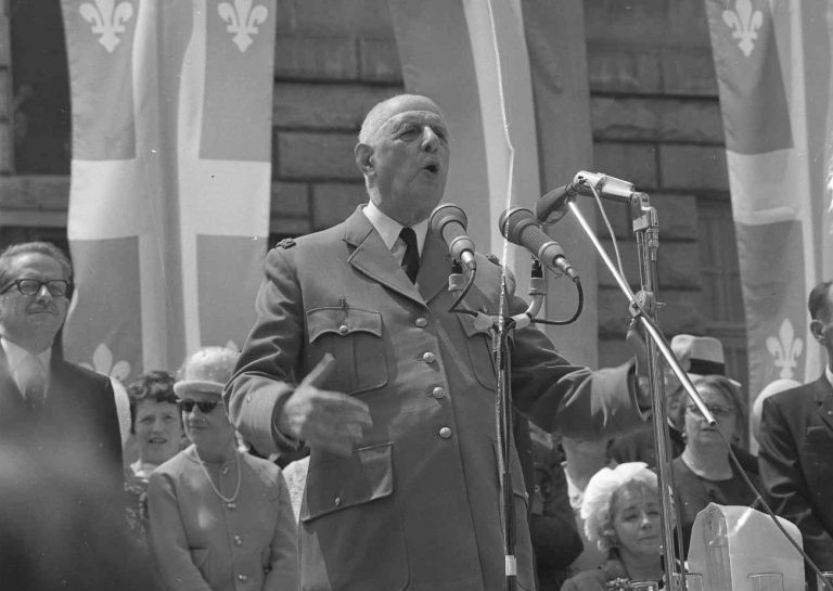 Charles de Gaulle dobře ví, jaké má Vilém Stanovský válečné zásluhy.