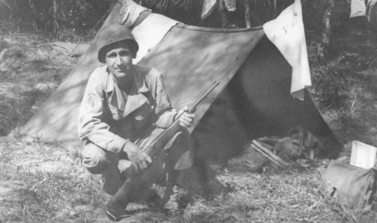 Voják za 2. světové války u přístřešku ze dvou celt.