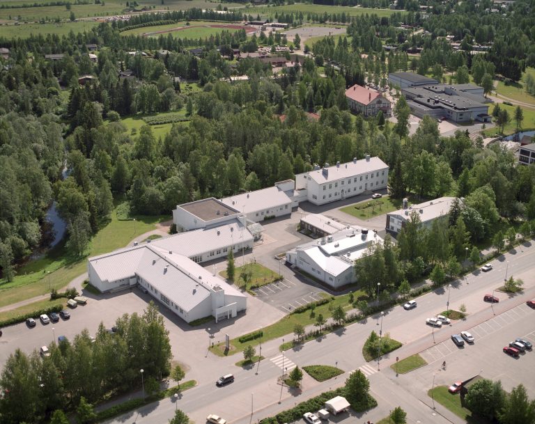 Školní areál v Kauhajoki se stane dějištěm řádění pomateného učně.