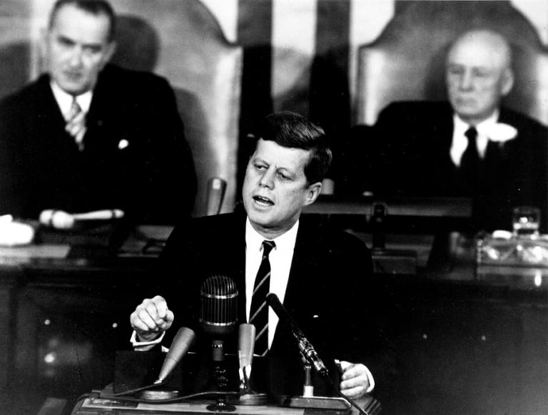 Jedním z první skupiny dobrovolníků byl i budoucí americký prezident John F. Kennedy.