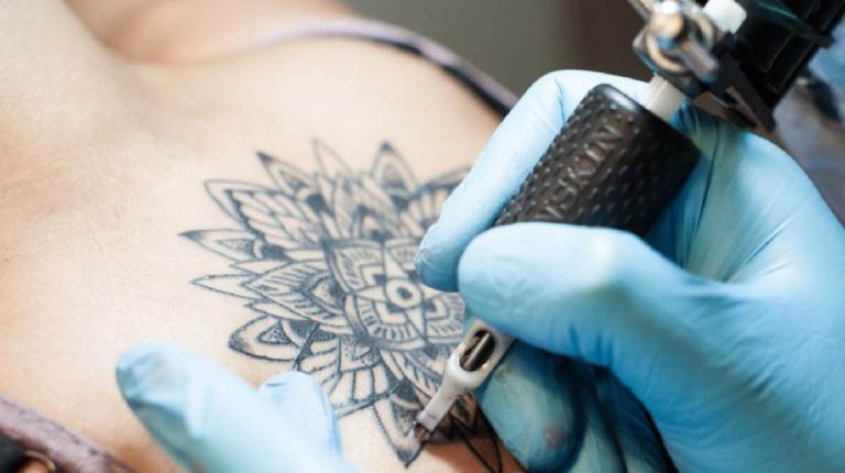 Tetování je bolestivý rituál především, když jde o tradici.