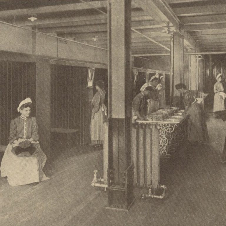 Po roce 1900 dámské toalety přibývají. Dělnicím v továrnách mají zajistit bezpečí.
