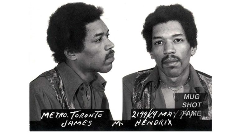 Na sklonku svého života Hendrix čile koketuje s drogami.
