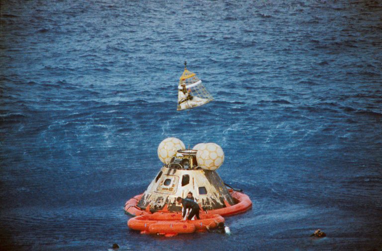 Díky její práci přežije i posádka porouchaného Apolla 13.
