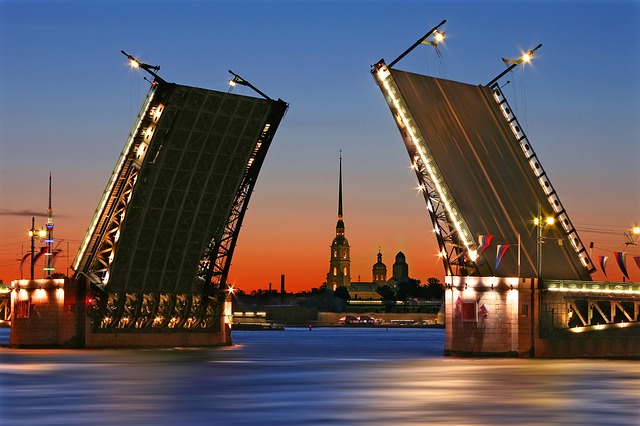 Petrohrad je městem mostů i bílých nocí.
