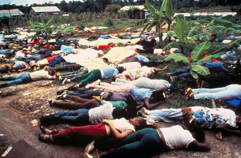 Utopický Jonestown se tak během několika okamžiků stává hromadným pohřebištěm.