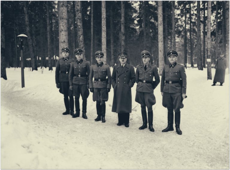 Hitler s některými příslušníky SS-Begleitkommanda u Vlčího doupěte.