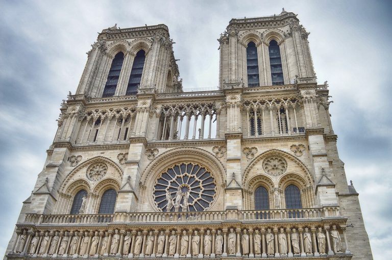 Před požárem zapadá katedrála do pařížského panoramatu jako blyštivý diamant do prstenu.