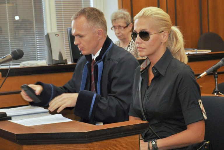 Zpěvačka Dara Rolins stání u soudu vedlmi těžce nesla.
