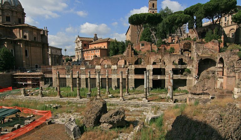 Forum Julia Caesara je vystavěno z válečné kořisti získané v Galii.