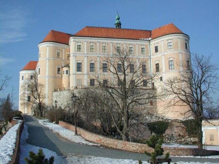 Na rodových statcích v jihomoravském Mikulově se František z z Ditrichštějna usadí v roce 1593.