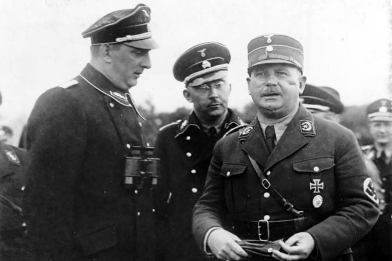 Rok 1933 a trojice mocných: (zleva) Kurt Daluege, Heinrich Himmler a Ernst Röhm.