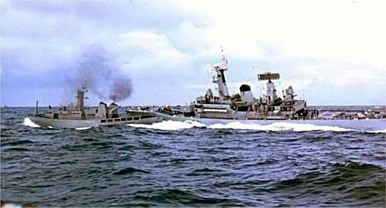 Britská válečná fregata Scylla se dostává do křížku s islandským plavidlem.