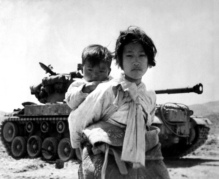 Dívka s bratrem na zádech. Snad nejznámější snímek z celého korejského konfliktu.