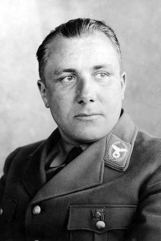 Martin Bormann zařídí Himmlerovi velkorysou půjčku.